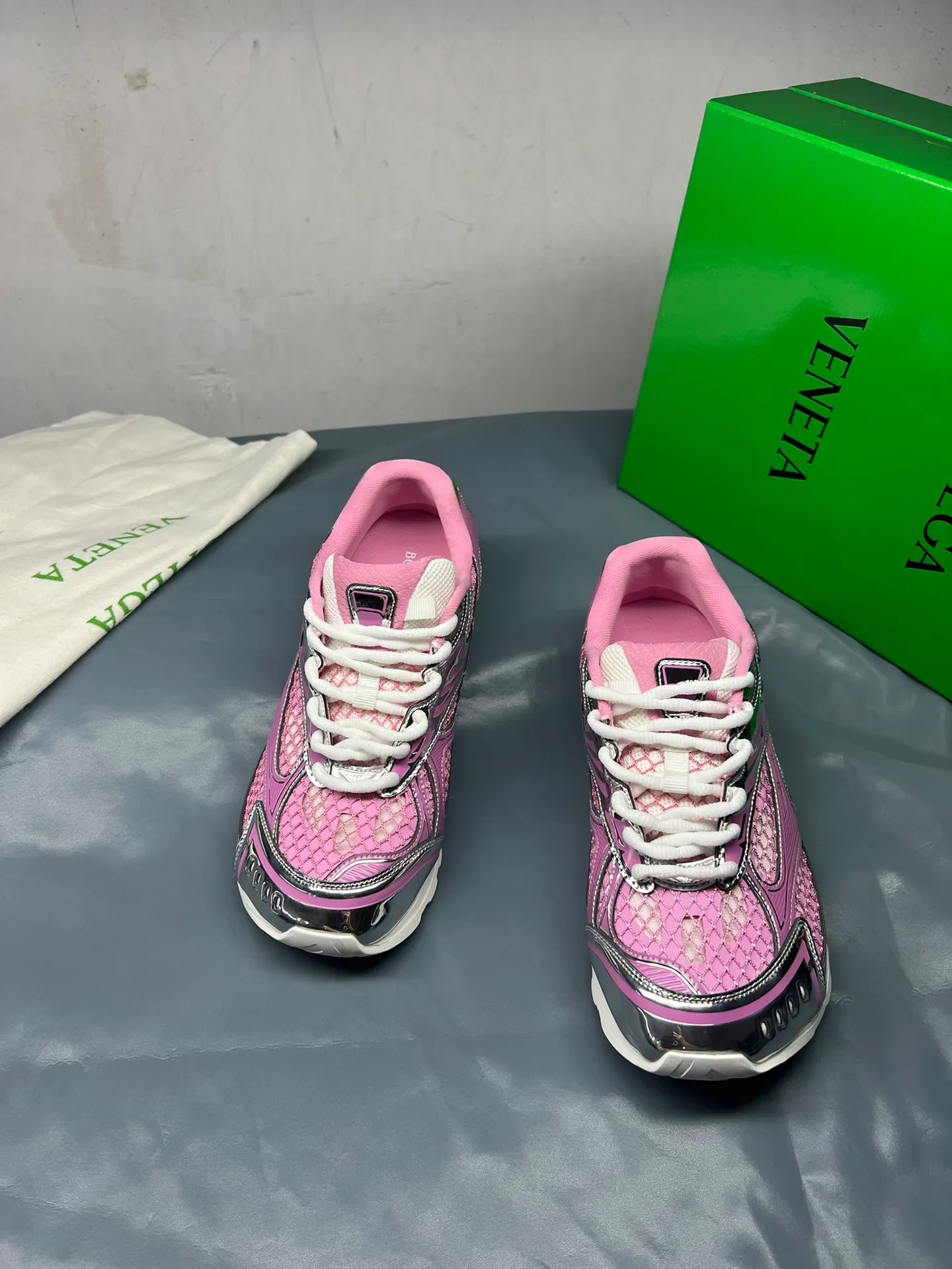 👟👟Ex-factory price 600👟👟 Men's size +10 Real photos 🔥🔥BV Orbit sneakers Wang Yibo's same style couple's dad shoes Runner sneakers, made of lightweight technical mesh fabric. Matched with geometric pattern designed rubber outsole, Wang Zha series high version. Look for the package technology. It is actually a lot taller, but the legs are still slim. Very nice, playable and durable. Matched to the standard💯 Package shoe technology. Look for the high version. The outsole is made of color-blocked TPU outsole. Women's model 35 36 37 38 39 40 41 42 (40 41 42 43 44 45 customized) (Customer logo can be accepted without refund or exchange at a favorable price) Equipped with original packaging